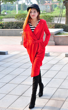 新年就要红红红！廊形的大衣是今年特别火的版型，穿起来显瘦又有气场，搭配经典的条纹连衣裙和长靴，像明星一样有气场~！