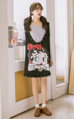 韩国东大门卡通亮片背带裙，搭配简约纯色打底衫+学院风单鞋，非常简龄显瘦。