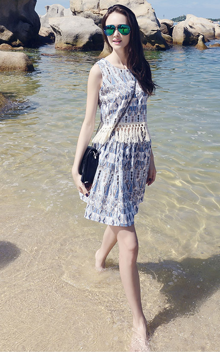 搖曳的流蘇，顯瘦的無袖印花連衣裙，搭配復古炫彩蛤蟆鏡，海邊度假休閑風。