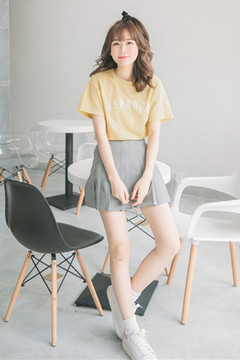 简约风宽松版型的字母t恤，奶黄色是那种很温柔的颜色，上身超级嫩的噢，搭配高腰百褶短裙，减龄又可爱~