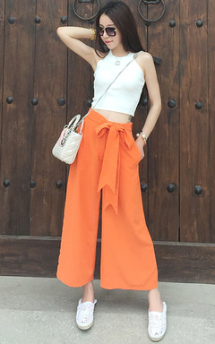 简约的针织修身T恤，搭配系带纯色阔腿裤，充满夏天味道的橙色，活力十足。