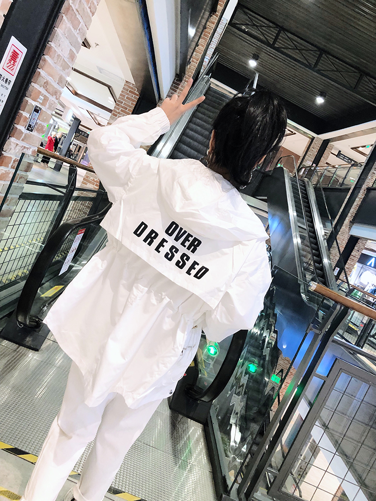 欧洲站2019春季新款韩版后背字母大口袋外套收腰显瘦连帽风衣女装