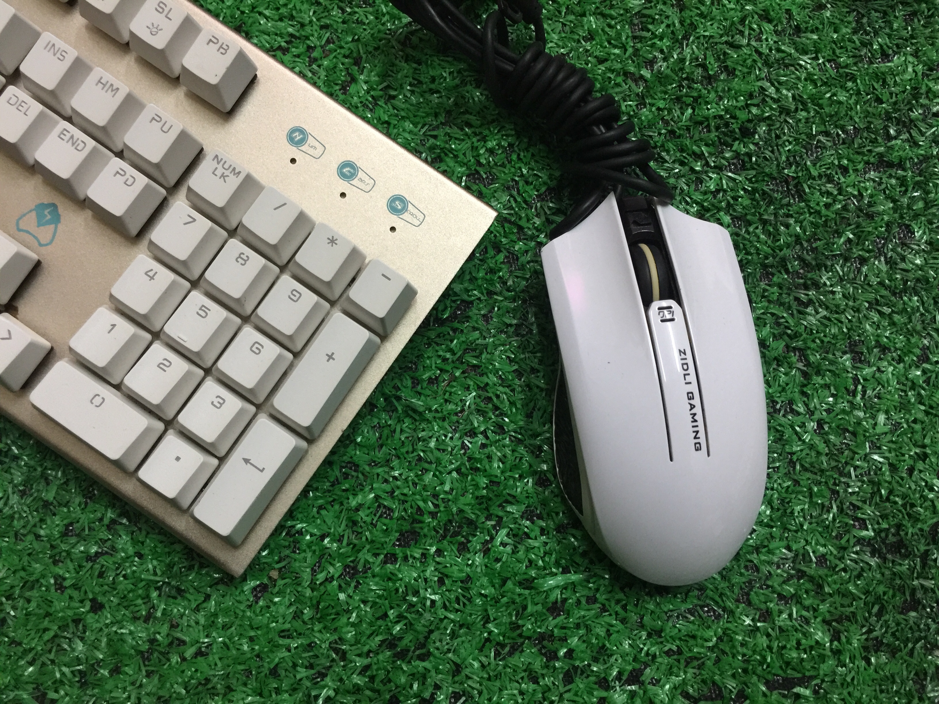 二手鼠标 磁动力ZM1900-3电竞游戏白色鼠标 爆新成色