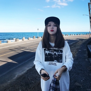 YUKISS 2017BF欧美风中长款白色长袖T恤女宽松复古印花打底衫上衣