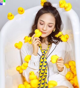 2018新款展会时尚摄影道具儿童小黄鸭婚纱创意情侣写真拍摄文艺范儿童道具