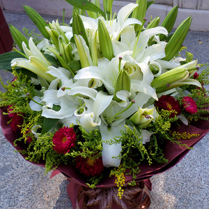 百合满天星勿忘我鲜花武汉同城速递生日礼物祝福探望花店送花上门$