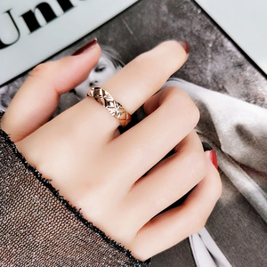 韩国个性菱形戒指 女镀18k玫瑰金食指环装饰戒子潮人情侣钛钢饰品