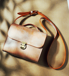 纯手工斜挎包女皮图片