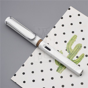 白色钢笔刻字图片