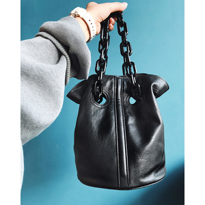 牛皮链条水桶包图片