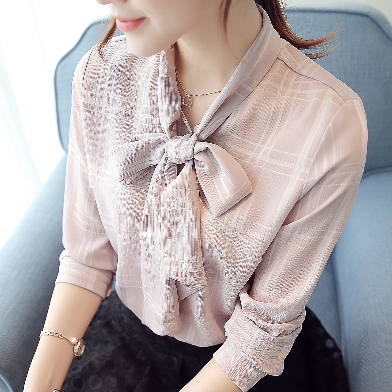 蝴蝶结领格子衬衫女长袖宽松2017春装新款韩版百搭学生雪纺上衣