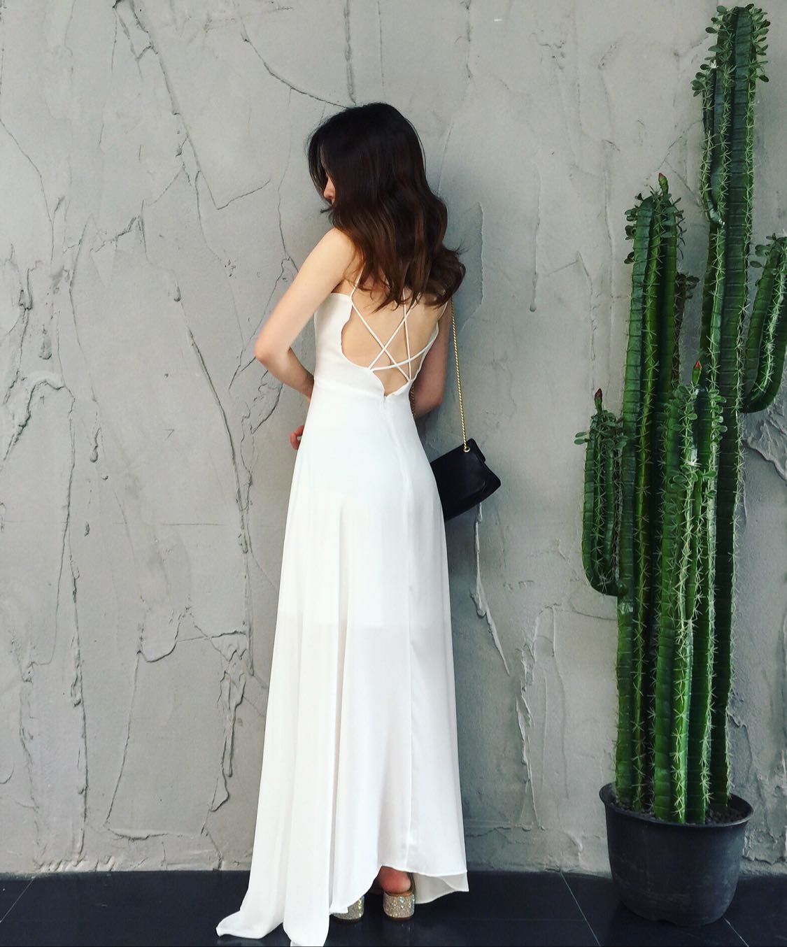 夏海边泰国白色露背女神性感连衣裙修身海边度假露肩吊带沙滩裙女