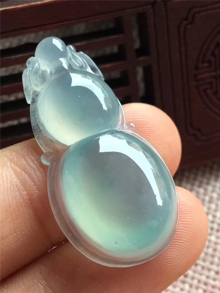 伟德国际婆婆冲进公司扇我10耳光我头晕目眩董事长见我手链后瞬间颤抖