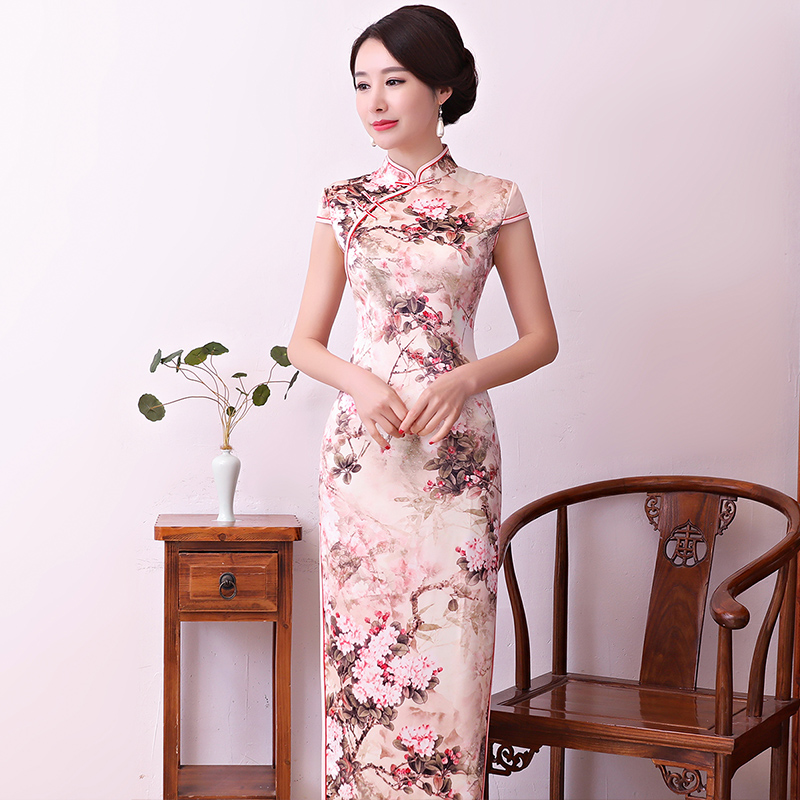 emc易倍今年流行的改良版旗袍裙承载着优雅的东方女性气质(图1)