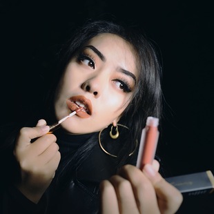 梅子色唇釉露华浓