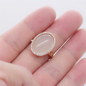 白宝石戒指女图片