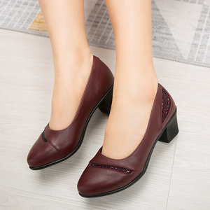 春秋中年妈妈穿的皮鞋阿姨舒适工作单鞋30几40多50岁中跟粗跟女鞋